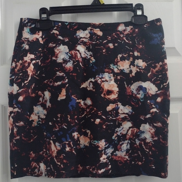 RW & Co beautiful Size 6 midi skirt with stretch lining. - Picture 1 of 4